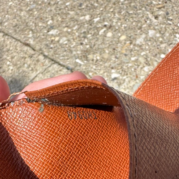 Louis Vuitton monogram 4 key holder - Picture 7 of 9